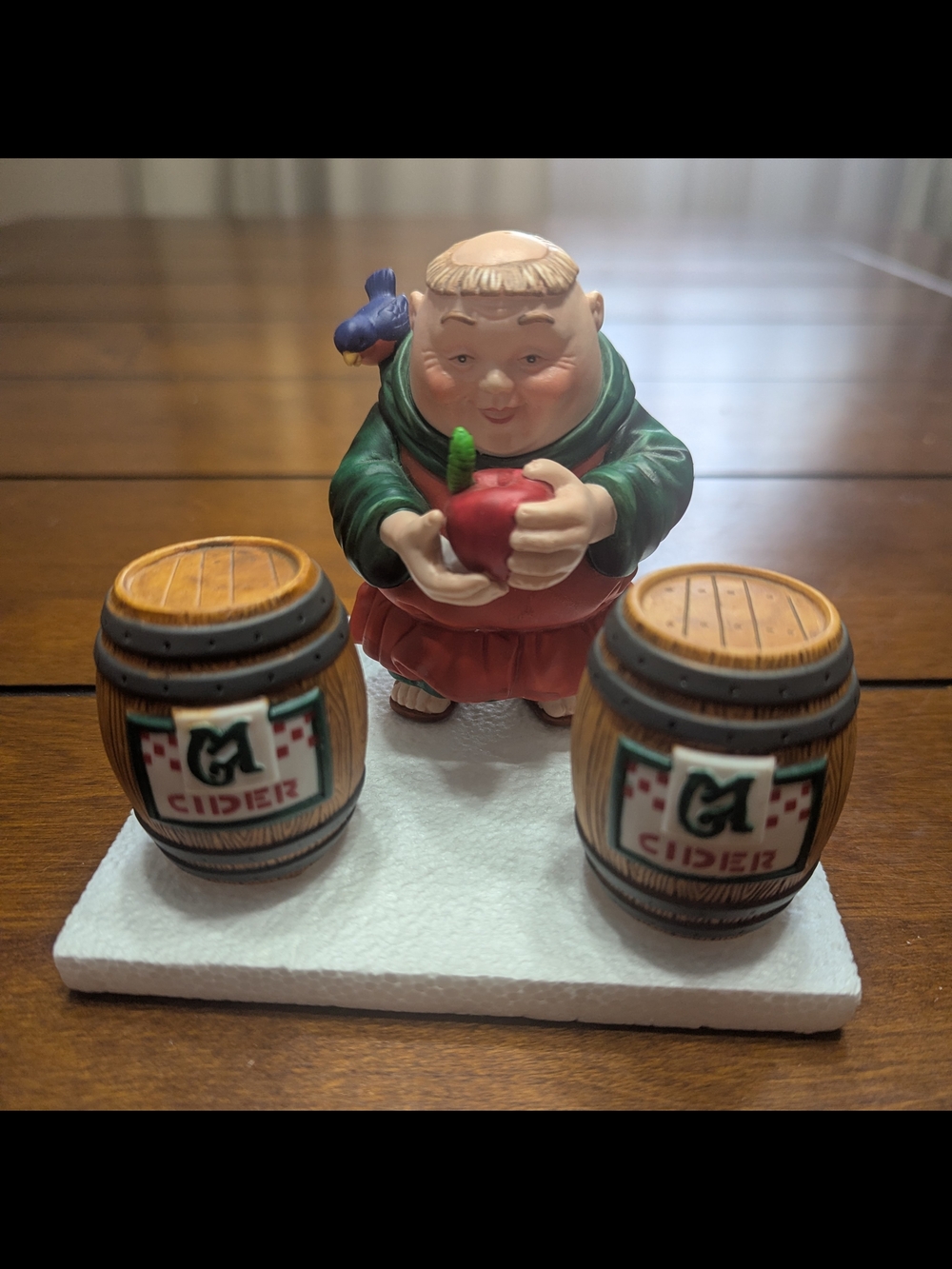 Department 56 - Merry Makers - Samuel The Sampler And Cedar Barrels